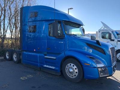 Volvo VNL64760 Sleeper Semi Truck - 77" Integral Sleeper, 450HP, 12 Speed Automatic