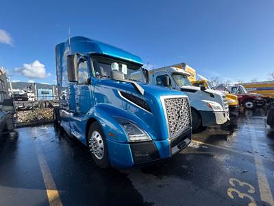 Volvo VNL64760 Sleeper Semi Truck - 77" Integral Sleeper, 425HP, 12 Speed Automatic