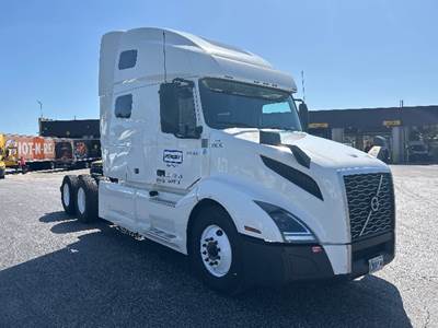 Volvo VNL64760 Sleeper Semi Truck - 70" Integral Sleeper, 455HP, 12 Speed Automatic