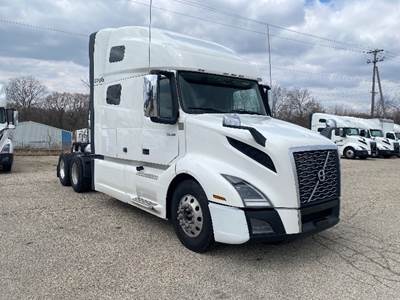 Volvo VNL64760 Sleeper Semi Truck - 70" Integral Sleeper, 455HP, 12 Speed Automatic