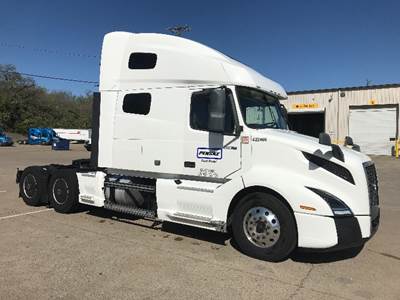 Volvo VNL64760 Sleeper Semi Truck - 70" Integral Sleeper, 425HP, 12 Speed Automatic