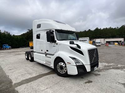 Volvo VNL64760 Sleeper Semi Truck - 70" Integral Sleeper, 455HP, 12 Speed Automatic