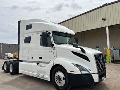 Volvo VNL64760 Sleeper Semi Truck - 70" Integral Sleeper, 455HP, 12 Speed Automatic