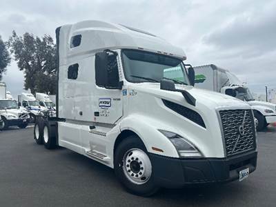 Volvo VNL64760 Sleeper Semi Truck - 70" Integral Sleeper, 455HP, 12 Speed Automatic