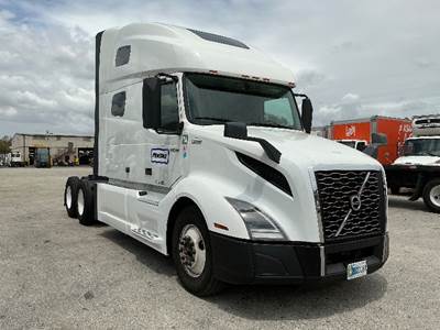 Volvo VNL64760 Sleeper Semi Truck - 70" Integral Sleeper, 455HP, 12 Speed Automatic