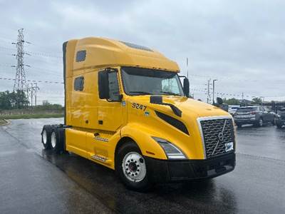 Volvo VNL64760 Sleeper Semi Truck - 70" Integral Sleeper, 455HP, 12 Speed Automatic