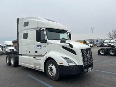 Volvo VNL64760 Sleeper Semi Truck - 70" Integral Sleeper, 455HP, 12 Speed Automatic