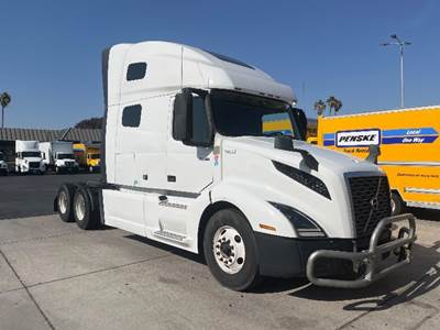 Volvo VNL64760 Sleeper Semi Truck - 70" Integral Sleeper, 455HP, 12 Speed Automatic