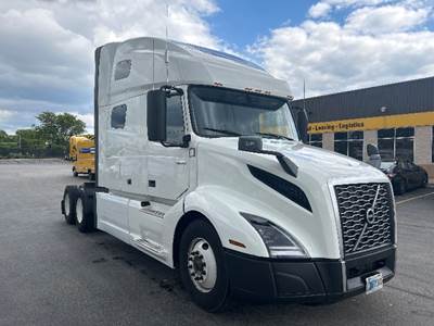 Volvo VNL64760 Sleeper Semi Truck - 70" Integral Sleeper, 455HP, 12 Speed Automatic