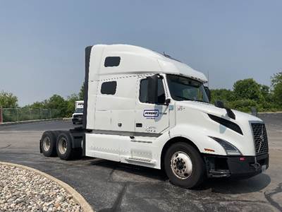 Volvo VNL64760 Sleeper Semi Truck - 70" Integral Sleeper, 455HP, 12 Speed Automatic