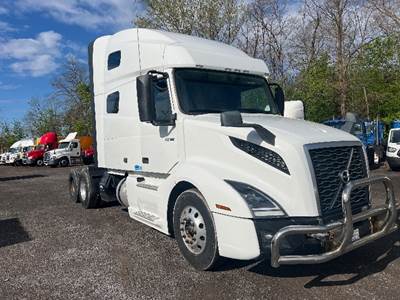 Volvo VNL64760 Sleeper Semi Truck - 70" Integral Sleeper, 425HP, 12 Speed Automatic