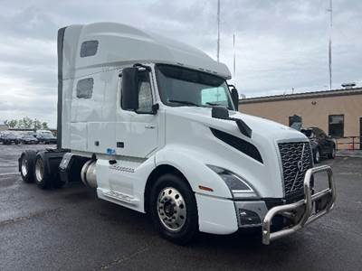 Volvo VNL64760 Sleeper Semi Truck - Integral Sleeper, 425HP, 12 Speed Automatic