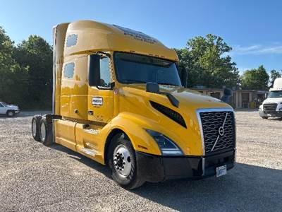 Volvo VNL64760 Sleeper Semi Truck - 70" Integral Sleeper, 455HP, 12 Speed Automatic