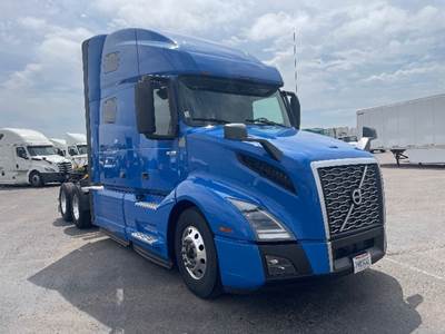 Volvo VNL64760 Sleeper Semi Truck - 70" Integral Sleeper, 425HP, 12 Speed Automatic