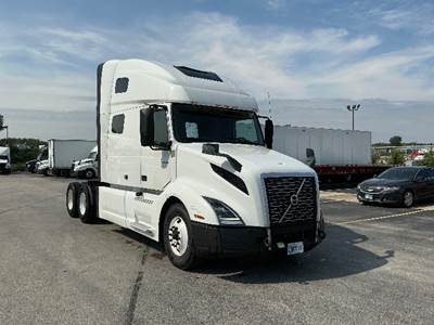 Volvo VNL64760 Sleeper Semi Truck - 70" Integral Sleeper, 455HP, 12 Speed Automatic