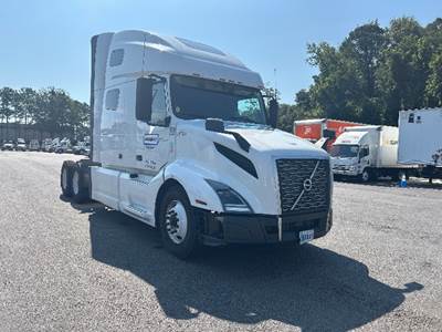 Volvo VNL64760 Sleeper Semi Truck - 70" Integral Sleeper, 455HP, 12 Speed Automatic
