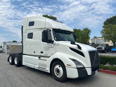 Volvo VNL64760 Sleeper Semi Truck - 70" Integral Sleeper, 455HP, 12 Speed Automatic