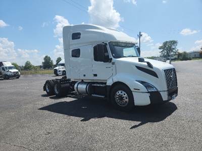 Volvo VNL64760 Sleeper Semi Truck - 70" Integral Sleeper, 455HP, 12 Speed Automatic