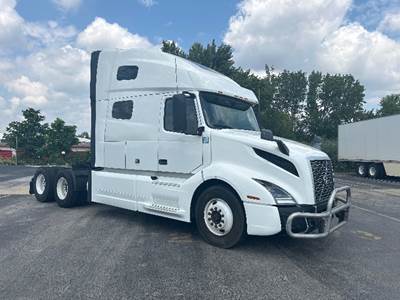 Volvo VNL64760 Sleeper Semi Truck - 70" Integral Sleeper, 455HP, 12 Speed Automatic