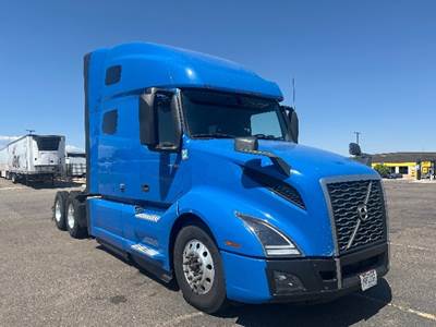 Volvo VNL64760 Sleeper Semi Truck - 70" Integral Sleeper, 425HP, 12 Speed Automatic