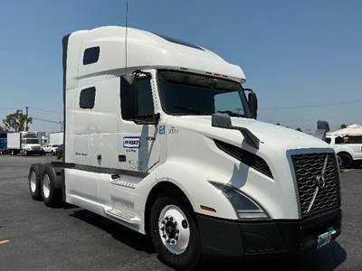 Volvo VNL64760 Sleeper Semi Truck - 70" Integral Sleeper, 455HP, 12 Speed Automatic