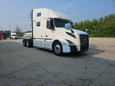 Volvo VNL64760 Sleeper Semi Truck - 70" Integral Sleeper, 455HP, 12 Speed Automatic