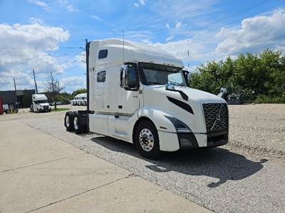 Volvo VNL64760 Sleeper Semi Truck - 70" Integral Sleeper, 455HP, 12 Speed Automatic