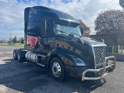 Volvo VNL64760 Single Axle Sleeper Semi Truck - Integral Sleeper, 435HP, 12 Speed Automatic