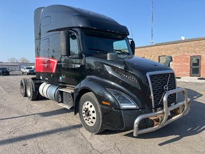 Volvo VNL64760 Single Axle Sleeper Semi Truck - Integral Sleeper, 435HP, 12 Speed Automatic