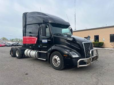 Volvo VNL64760 Single Axle Sleeper Semi Truck - 70" Integral Sleeper, 435HP, 12 Speed Automatic