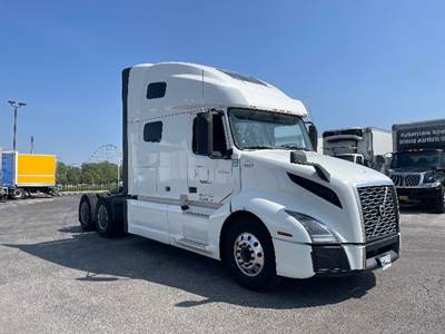 Volvo VNL64760 Sleeper Semi Truck - 70" Integral Sleeper, 455HP, 12 Speed Automatic