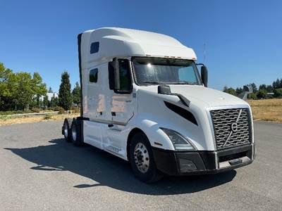 Volvo VNL64760 Sleeper Semi Truck - 70" Integral Sleeper, 405HP, 12 Speed Automatic