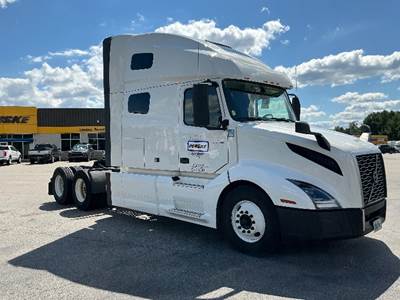Volvo VNL64760 Sleeper Semi Truck - 70" Integral Sleeper, 455HP, 12 Speed Automatic