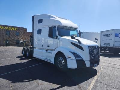 Volvo VNL64760 Sleeper Semi Truck - 70" Integral Sleeper, 455HP, 12 Speed Automatic