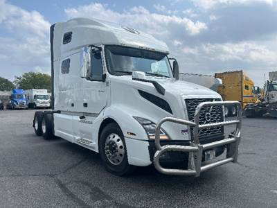 Volvo VNL64760 Sleeper Semi Truck - 70" Integral Sleeper, 455HP, 12 Speed Automatic