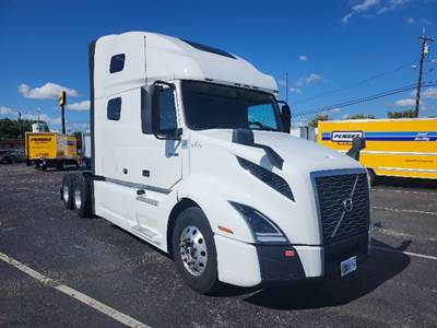 Volvo VNL64760 Sleeper Semi Truck - 70" Integral Sleeper, 455HP, 12 Speed Automatic