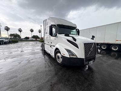 Volvo VNL64760 Sleeper Semi Truck - 70" Integral Sleeper, 455HP, 12 Speed Automatic