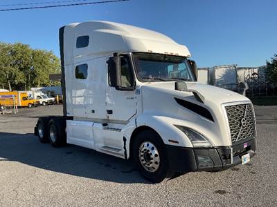Volvo VNL64760 Sleeper Semi Truck - 70" Integral Sleeper, 405HP, 12 Speed Automatic