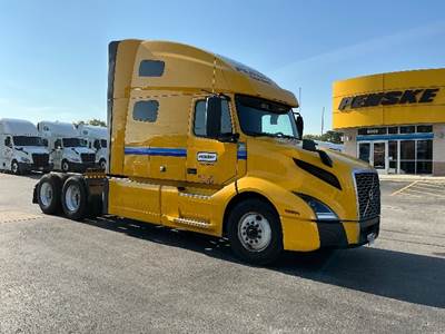 Volvo VNL64760 Sleeper Semi Truck - 70" Integral Sleeper, 455HP, 12 Speed Automatic