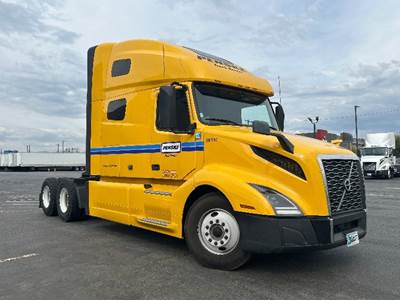 Volvo VNL64760 Sleeper Semi Truck - 70" Integral Sleeper, 455HP, 12 Speed Automatic
