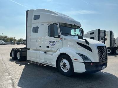 Volvo VNL64760 Sleeper Semi Truck - 70" Integral Sleeper, 455HP, 12 Speed Automatic