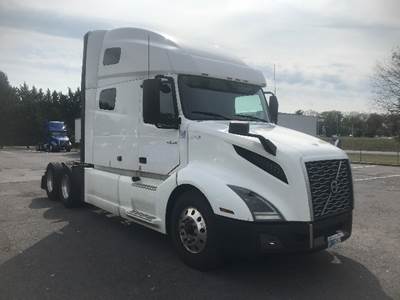 Volvo VNL64760 Sleeper Semi Truck - 70" Integral Sleeper, 405HP, 12 Speed Automatic