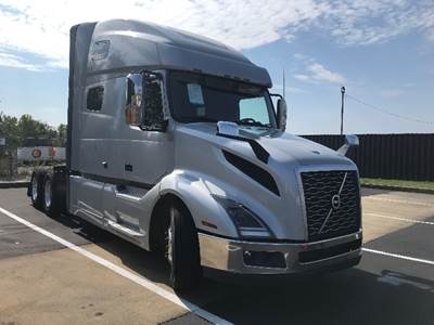 Volvo VNL64760 Sleeper Semi Truck - 70" Integral Sleeper, Cummins 500HP, 10 Speed Manual