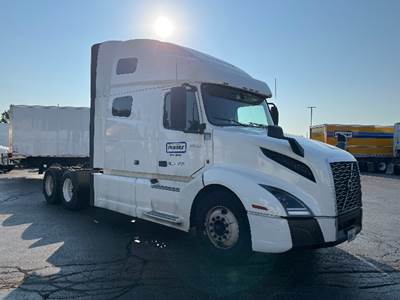 Volvo VNL64760 Sleeper Semi Truck - 70" Integral Sleeper, 455HP, 12 Speed Automatic