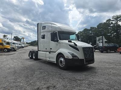 Volvo VNL64760 Sleeper Semi Truck - 70" Integral Sleeper, 405HP, 12 Speed Automatic