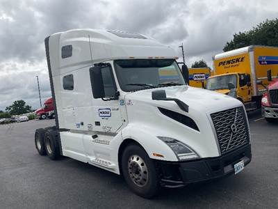 Volvo VNL64760 Sleeper Semi Truck - 70" Integral Sleeper, 455HP, 12 Speed Automatic