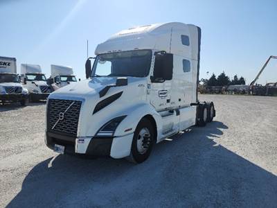 Volvo VNL64760 Sleeper Semi Truck - 70" Integral Sleeper, 455HP, 12 Speed Automatic