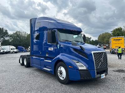 Volvo VNL64760 Sleeper Semi Truck - 70" Integral Sleeper, 455HP, 12 Speed Automatic