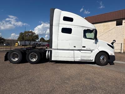 Volvo VNL64760 Sleeper Semi Truck - 70" Integral Sleeper, 455HP, 12 Speed Automatic