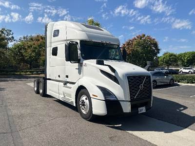 Volvo VNL64760 Sleeper Semi Truck - 70" Integral Sleeper, 455HP, 12 Speed Automatic